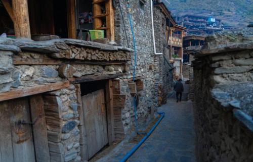 In last group marriage village in Sichuan, almost half of households are polyandrous. How do they live?