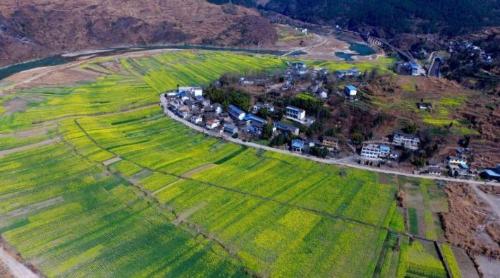There is a cache of polyandry in Dongba Village, Zuogong County, Tibet, which is suitable for farming and animal husbandry.
