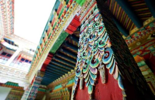 There is a cache of polyandry in Dongba Village, Zuogong County, Tibet, which is suitable for farming and animal husbandry.