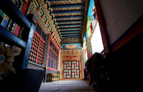 There is a cache of polyandry in Dongba Village, Zuogong County, Tibet, which is suitable for farming and animal husbandry.