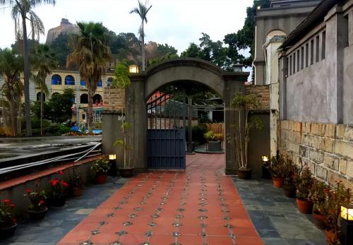 China's number one villa on Gulangyu Island was once richer than Ma Yun, but before he got rich, he worked as a hairdresser.