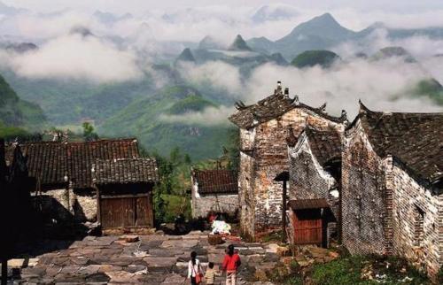The coolest village in Guangdong, all houses of villagers are built on slopes above 45 degrees, and environment for chopping wood and cooking is wonderful.