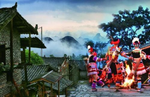 The coolest village in Guangdong, all houses of villagers are built on slopes above 45 degrees, and environment for chopping wood and cooking is wonderful.