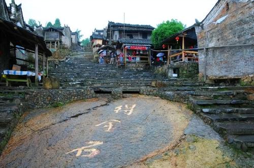 The coolest village in Guangdong, all houses of villagers are built on slopes above 45 degrees, and environment for chopping wood and cooking is wonderful.
