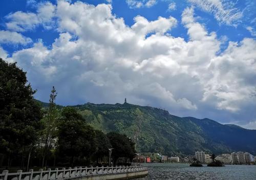 A small town in Yunnan suitable for lying? 7W to buy a house, leave work at 5 o'clock, but many people want to leave every year
