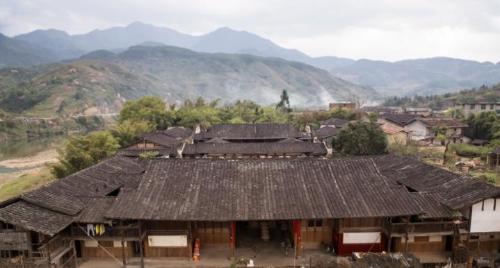 Through Guangdong and Guangxi, 300-year-old house became a natural frontier.