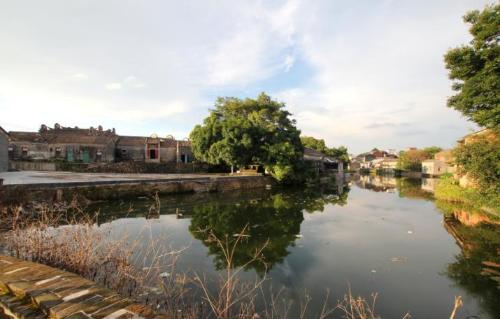 "Bagua Village", full of mysteries, where walls of houses are used as village walls, strangers often get lost.