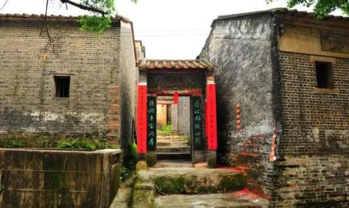"Bagua Village", full of mysteries, where walls of houses are used as village walls, strangers often get lost.