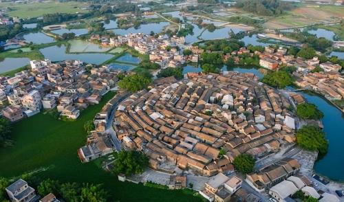 "Bagua Village", full of mysteries, where walls of houses are used as village walls, strangers often get lost.