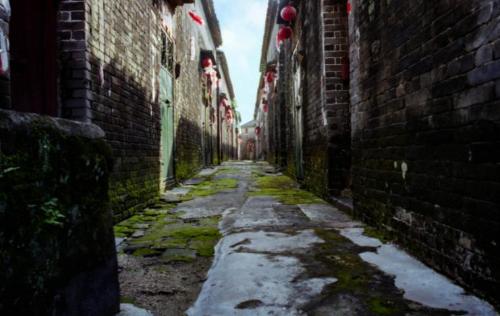 "Bagua Village", full of mysteries, where walls of houses are used as village walls, strangers often get lost.