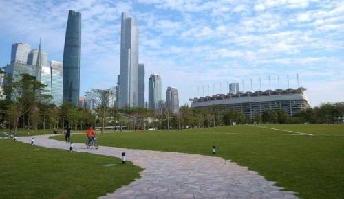 This is a real photo of only shopping center on "Island of the Rich" in Guangzhou. Tourists say, "The rich in Guangzhou really keep a low profile."
