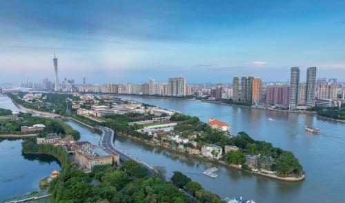 This is a real photo of only shopping center on "Island of the Rich" in Guangzhou. Tourists say, "The rich in Guangzhou really keep a low profile."