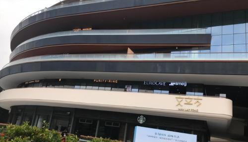 This is a real photo of only shopping center on "Island of the Rich" in Guangzhou. Tourists say, "The rich in Guangzhou really keep a low profile."