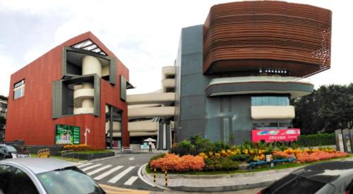 This is a real photo of only shopping center on "Island of the Rich" in Guangzhou. Tourists say, "The rich in Guangzhou really keep a low profile."