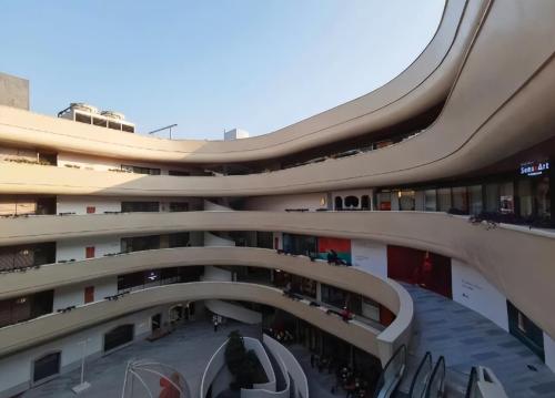 This is a real photo of only shopping center on "Island of the Rich" in Guangzhou. Tourists say, "The rich in Guangzhou really keep a low profile."