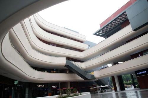 This is a real photo of only shopping center on "Island of the Rich" in Guangzhou. Tourists say, "The rich in Guangzhou really keep a low profile."