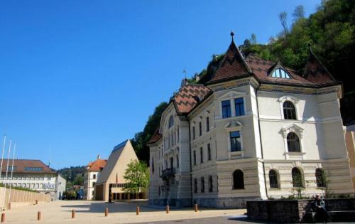 A rich pocket country that can ski in winter as long as you give money, country can also be rented out by day.

