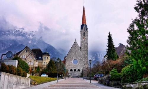 A rich pocket country that can ski in winter as long as you give money, country can also be rented out by day.
