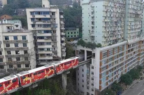 In terms of urban light rail, who can compare to "Chongqing light rail passing through buildings"? Foreign netizens: It's so spectacular