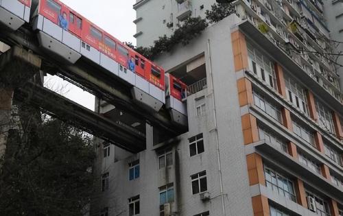 In terms of urban light rail, who can compare to "Chongqing light rail passing through buildings"? Foreign netizens: It's so spectacular