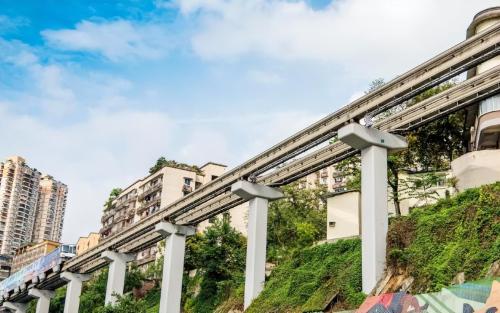 In terms of urban light rail, who can compare to "Chongqing light rail passing through buildings"? Foreign netizens: It's so spectacular