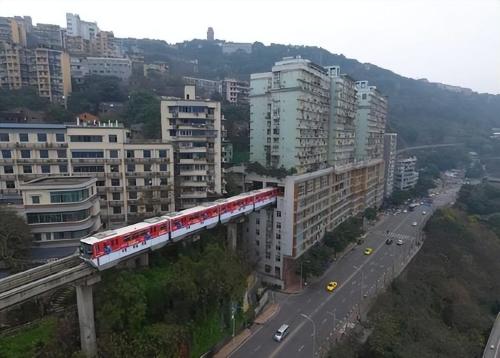 In terms of urban light rail, who can compare to "Chongqing light rail passing through buildings"? Foreign netizens: It's so spectacular