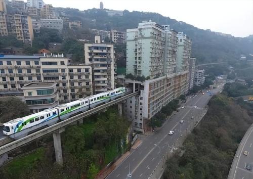 In terms of urban light rail, who can compare to "Chongqing light rail passing through buildings"? Foreign netizens: It's so spectacular