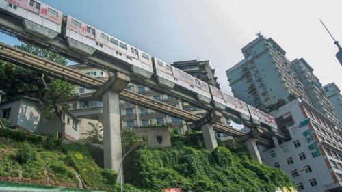 In terms of urban light rail, who can compare to "Chongqing light rail passing through buildings"? Foreign netizens: It's so spectacular