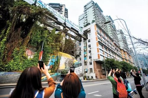 In terms of urban light rail, who can compare to "Chongqing light rail passing through buildings"? Foreign netizens: It's so spectacular