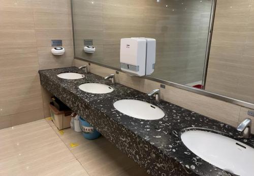 The toilet at Guiyang Airport is on fire! Fossils were found about 439 million years ago. Do you want to remove them?
