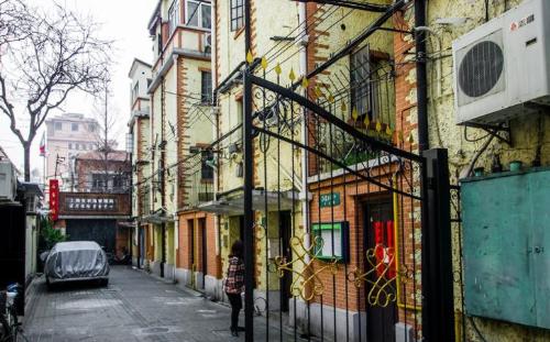 There is a special road in center of Shanghai that was built to transport troops and used to be dividing line of Shanghai.