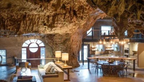 A family from Hunan province has lived in a giant cave among deep mountains and old forests for over 200 years, how did they live?
