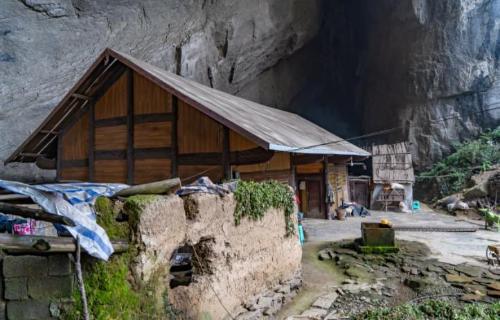 A family from Hunan province has lived in a giant cave among deep mountains and old forests for over 200 years, how did they live?
