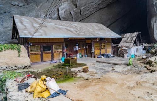 A family from Hunan province has lived in a giant cave among deep mountains and old forests for over 200 years, how did they live?
