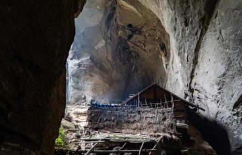 A family from Hunan province has lived in a giant cave among deep mountains and old forests for over 200 years, how did they live?
