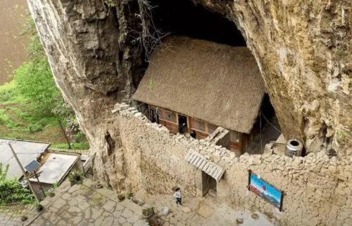 A family from Hunan province has lived in a giant cave among deep mountains and old forests for over 200 years, how did they live?
