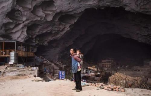 A family from Hunan province has lived in a giant cave among deep mountains and old forests for over 200 years, how did they live?
