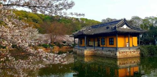 Jiangsu is a modest city suitable for elderly, with good air and beautiful scenery, known as "Pearl of Taihu Lake".