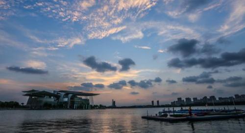 Jiangsu is a modest city suitable for elderly, with good air and beautiful scenery, known as "Pearl of Taihu Lake".