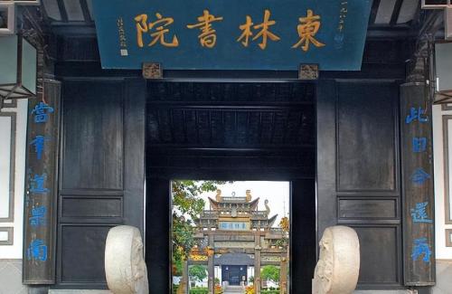 Jiangsu is a modest city suitable for elderly, with good air and beautiful scenery, known as "Pearl of Taihu Lake".