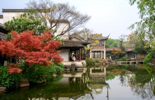 Jiangsu is a modest city suitable for elderly, with good air and beautiful scenery, known as "Pearl of Taihu Lake".