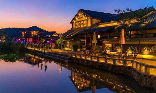 Jiangsu is a modest city suitable for elderly, with good air and beautiful scenery, known as "Pearl of Taihu Lake".