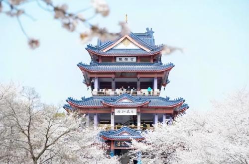 Jiangsu is a modest city suitable for elderly, with good air and beautiful scenery, known as "Pearl of Taihu Lake".