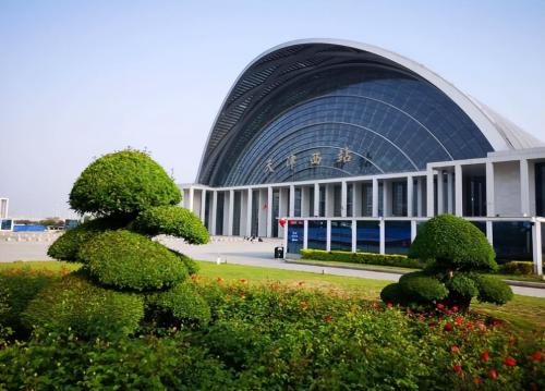 Tianjin "big monster", umbrellas at the train station, you know what's going on?