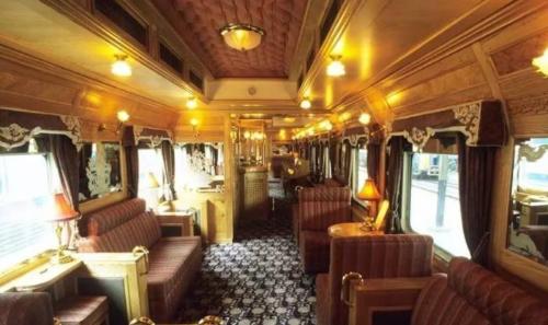 Our country has to take 17-day train, which starts at 10,000 yuan, and has an exclusive butler, but it's hard to find a ticket.