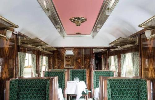 Our country has to take 17-day train, which starts at 10,000 yuan, and has an exclusive butler, but it's hard to find a ticket.