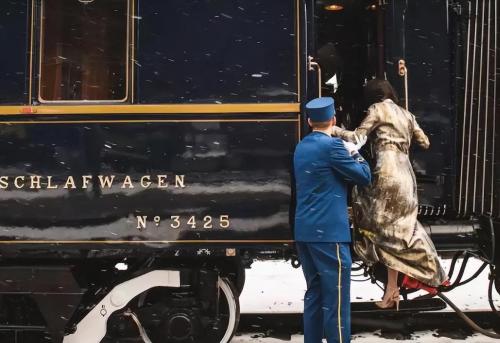 Our country has to take 17-day train, which starts at 10,000 yuan, and has an exclusive butler, but it's hard to find a ticket.