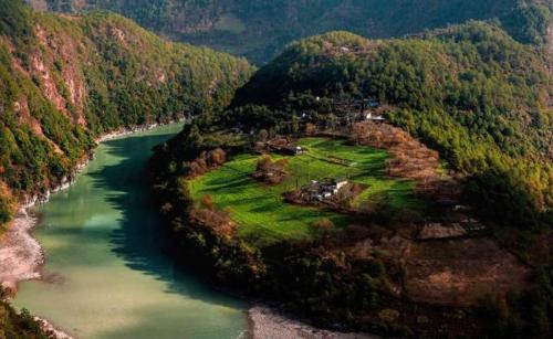 An abandoned winter shelter in Yunnan province at an altitude of only 800 meters is known as last secret place.
