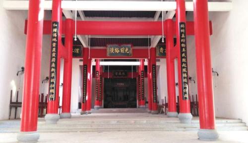 One village, over 9,000 people with same last name, over 50 ancestral halls, this last name is not a common surname in Chaoshan.
