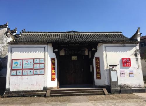 One village, over 9,000 people with same last name, over 50 ancestral halls, this last name is not a common surname in Chaoshan.